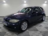 une photo d'une BMW bleue dans un showroom