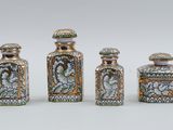 Trois types de vases différents sont présentés sur un fond blanc