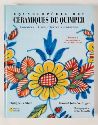 une image représentant un livre orné de fleurs, posé sur une table