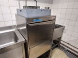 un évier et un lave-vaisselle dans une petite cuisine