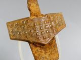 une image représentant un objet en poterie sur lequel figure une croix