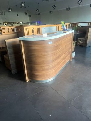une photo du hall d'accueil d'un grand immeuble