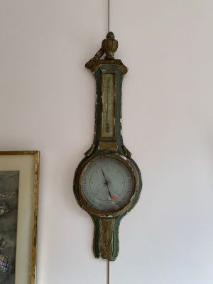 une horloge accrochée au mur à côté d'un tableau