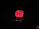 gros plan d'un diamant rouge sur une surface noire