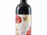 une bouteille de vin rouge posée sur une table blanche