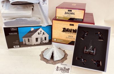 trois boîtes de figurines miniatures posées sur une table
