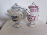 deux vases posés sur une table