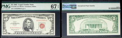 trois types différents de billets exposés dans une vitrine