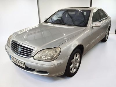 une voiture argentée garée dans une pièce blanche