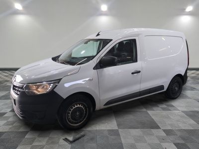la camionnette blanche est garée sur un sol carrelé en damier