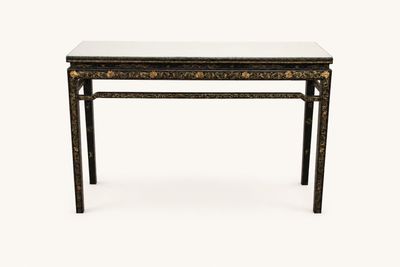 Console en bois laqué noir et or à décor de chinoiseries.