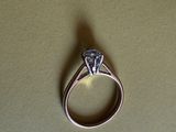 une image d'une bague en diamant sur une table