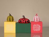 trois citrouilles de couleurs différentes empilées les unes sur les autres