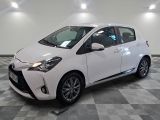 la toyota yaris blanche est garée sur un carrelage à carreaux