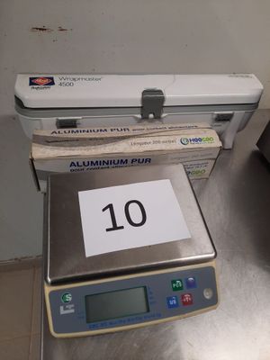 une image représentant une balance sur laquelle sont posés de nombreux objets