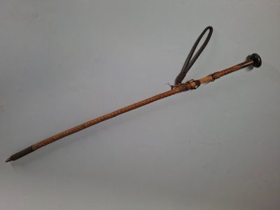 une image représentant un bâton en bois muni d'un long manche