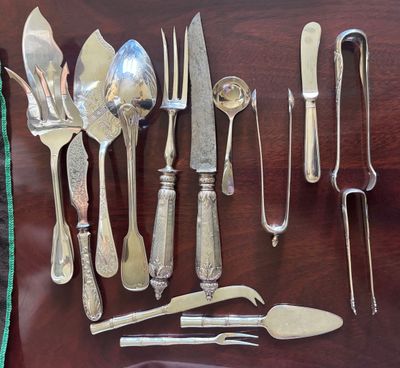 tout un assortiment de couverts sur une table, avec un couteau, une cuillère, une fourchette et un repose-cuillère