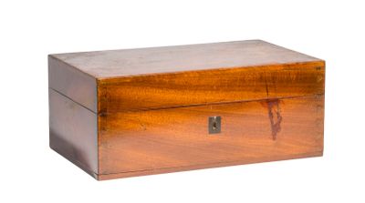 une vieille boîte en bois munie d'une serrure à l'intérieur