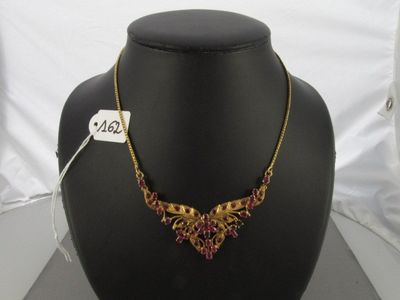 collier plaqué or avec des pierres rouges et une chaîne en or