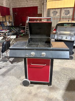 une photo d'un barbecue dans un garage