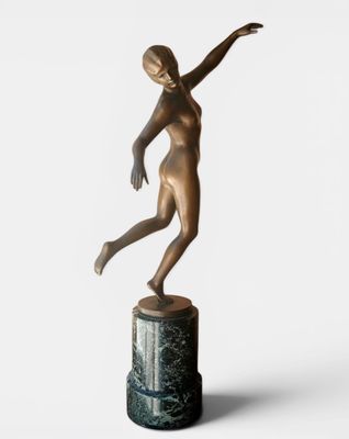 une image représentant une statue en bronze d'une femme sur un socle