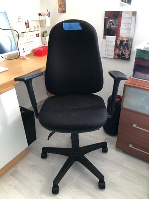 une chaise de bureau noire sur laquelle est collé un autocollant bleu