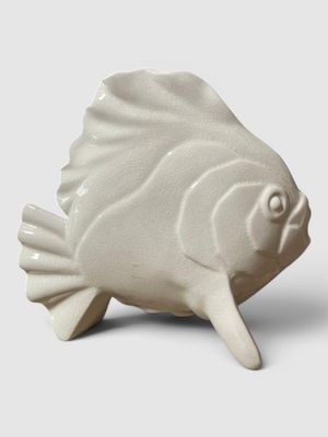 un poisson en céramique blanche posé sur une table