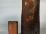 deux vases posés l'un à côté de l'autre sur une table