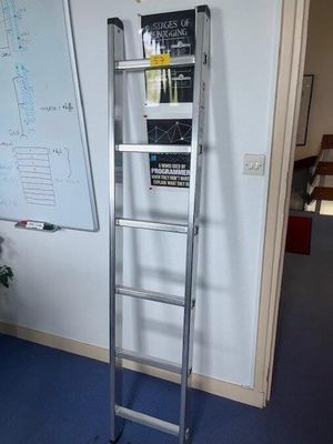 1 bois d'échelle (Situé au 1er étage) VENTE AUX ENCHERES PUB…