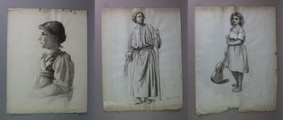 trois vieilles photos en noir et blanc représentant une femme en robe