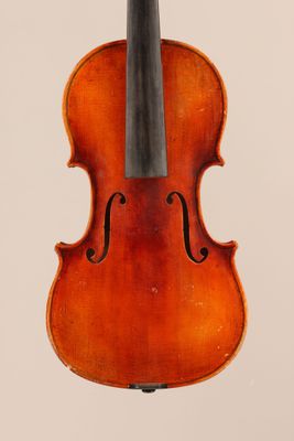 un vieux violon avec un archet accroché à son dos