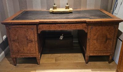 Bureau plat en bois naturel, placage de ronce et de loupe, i…