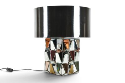 une lampe de table équipée d'un abat-jour noir