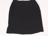 une jupe noire sur fond blanc