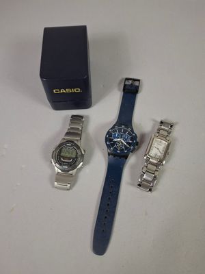 deux montres et un coffret à montres posés sur une table