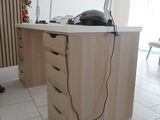 un bureau sur lequel se trouve une lampe