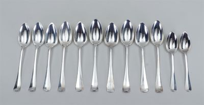 six cuillères alignées les unes à côté des autres sur une table