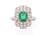 une bague en émeraude et diamant