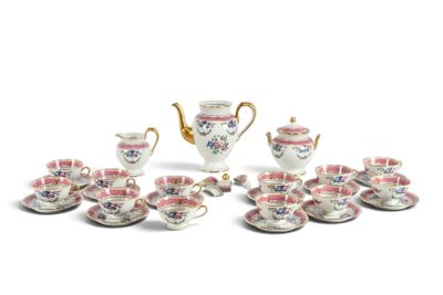 plusieurs tasses et soucoupes et une théière sur la table
