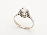 gros plan d'une bague en diamant sur fond blanc