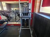 une image d'une salle de sport avec des équipements