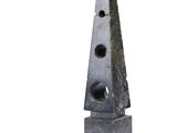 une sculpture représentant un objet de forme triangulaire posé sur une surface blanche