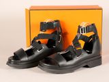 sandales en cuir noir avec des boucles de chaque côté