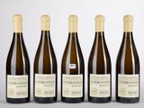 quatre bouteilles de vin sont alignées