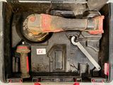 une boîte à outils avec des outils sur une table
