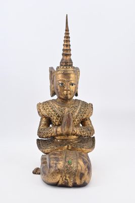 une image représentant une statue d'une personne assise sur une table