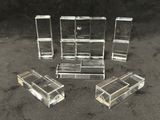 quatre morceaux de verre acrylique transparent posés sur une table