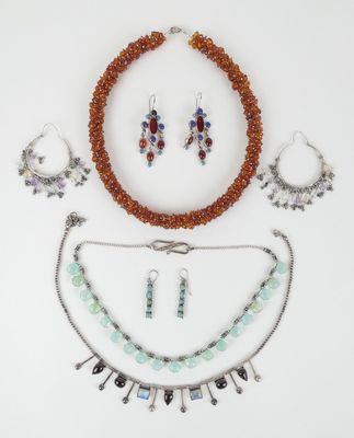 ensemble composé d'un collier, d'un bracelet et de boucles d'oreilles, orné de perles de verre multicolores