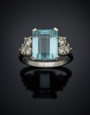 une bague sertie d'une aigue-marine et de diamants sur un fond noir