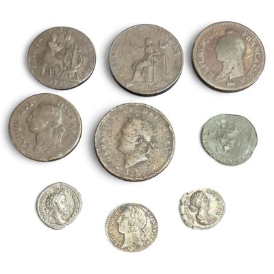 six types différents de pièces romaines sont représentés sur un fond blanc